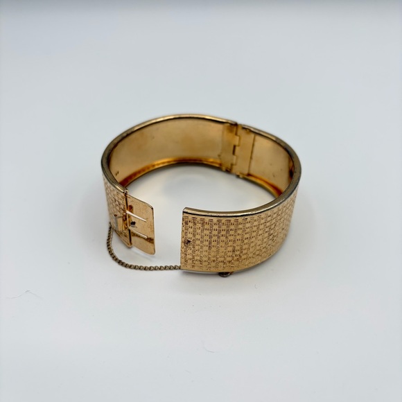 Vintage Gold Tone Wide Cuff Bracelet Textured Hinged Bangle Safety Chain - Picture 11 of 15